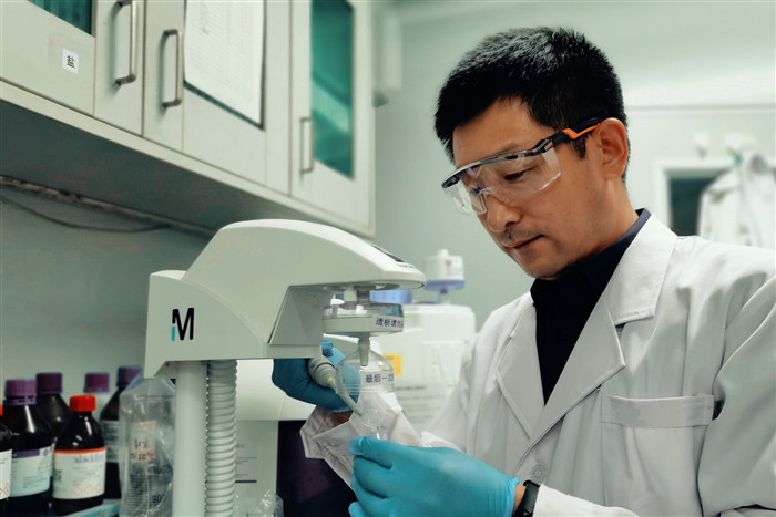 【甲子?xùn)|油情 百年大學(xué)夢(mèng)】東油學(xué)子風(fēng)采錄第七期 以“材”筑夢(mèng)，探微求真——記材料科學(xué)研究的東油追光者